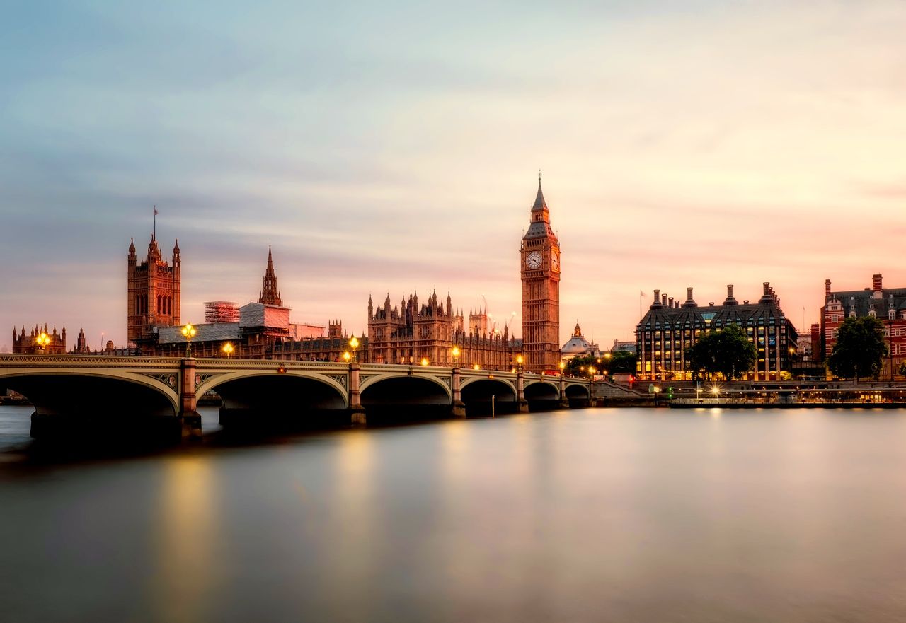 英国留学中介费用构成与选择维度